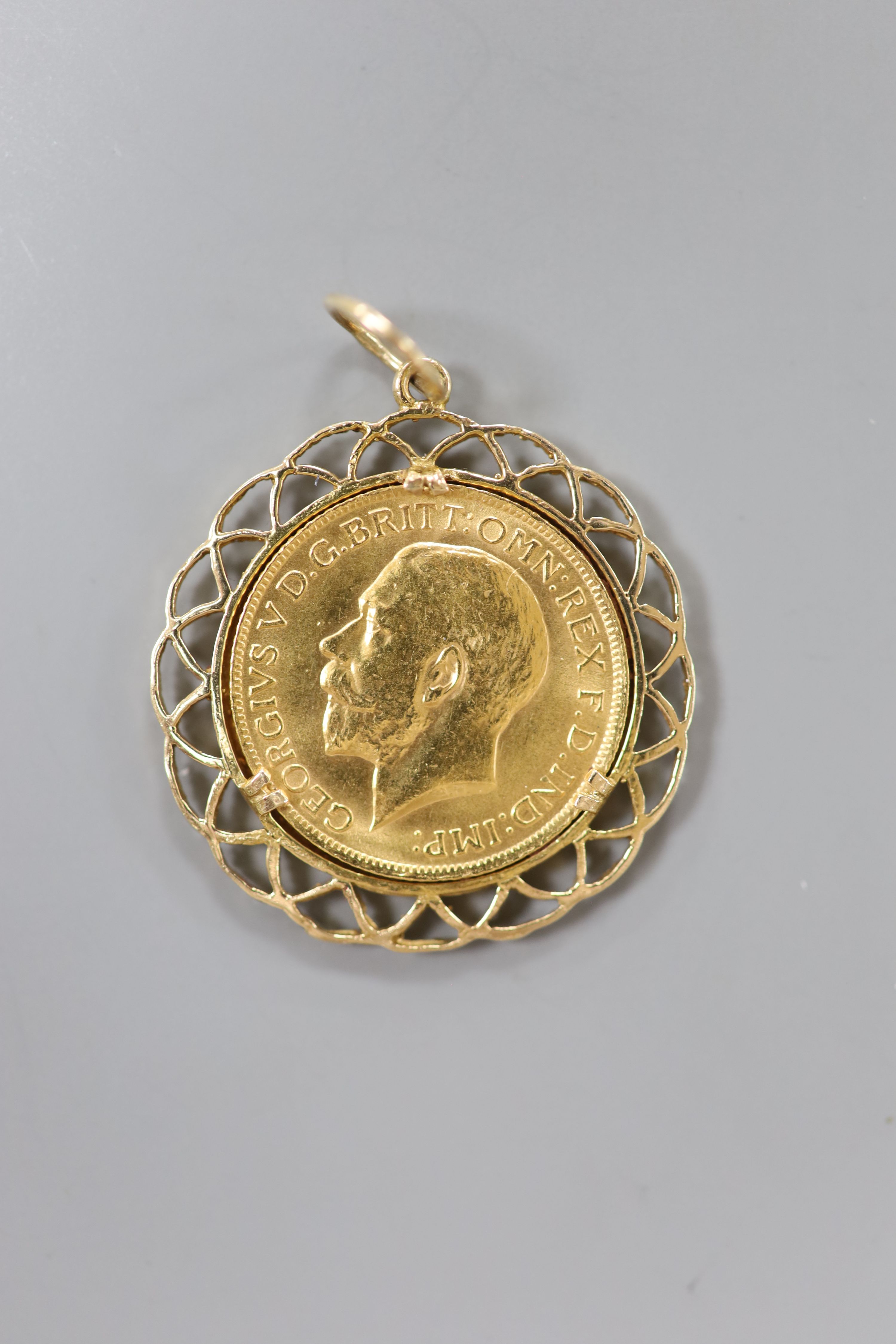 A 1912 sovereign in 9ct gold pendant mount, gross 11 grams.